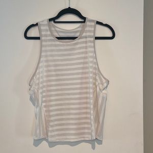 Lululemon size 6 crop too white